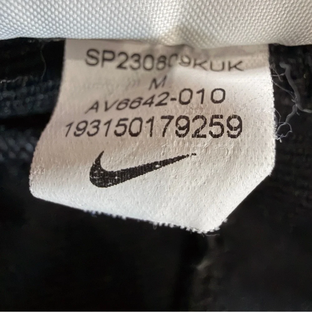Nike sleek black